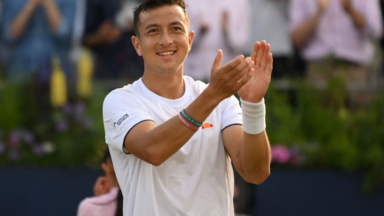 Male tennis player clapping 