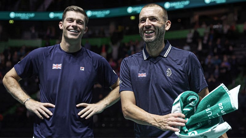 Davis Cup stars Neal Skupski and Dan Evans smiling on court