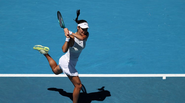 Emma Raducanu strikes a backhandat the 2025 Australian open