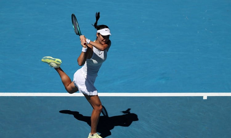 Emma Raducanu strikes a backhandat the 2025 Australian open