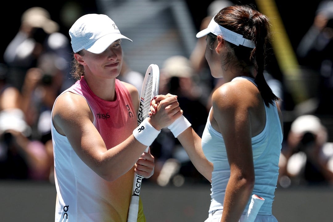 Iga Swiatek and Emma Raducanu shake hands at the Australian Open 2025