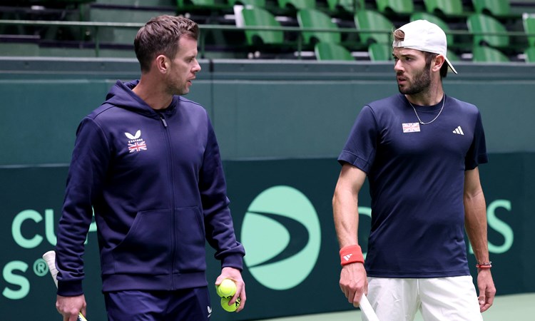 Leon Smith and Jacob Fearnley in discussion during Davis Cup training in Japan