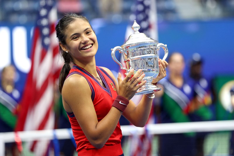 Emma Raducanu holding the 2021 US Open women's singles title