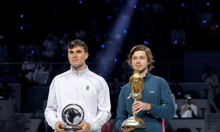 Jack Draper with the Qatar Open runner-up trophy next to champion Andrey Rublev 