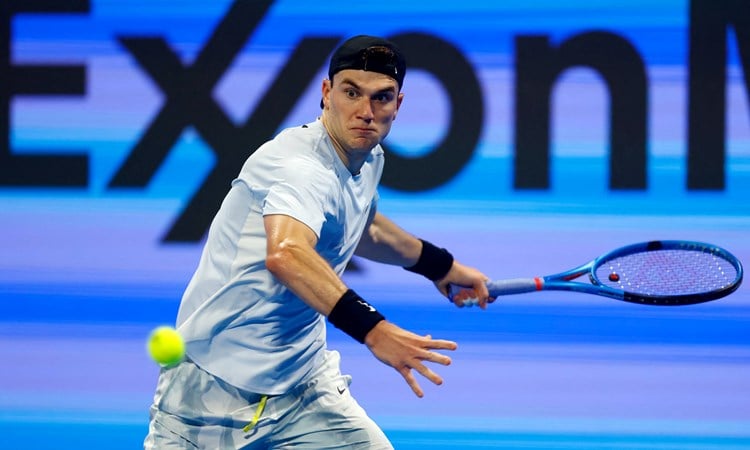 Jack Draper lines up a forehand at the Qatar Open