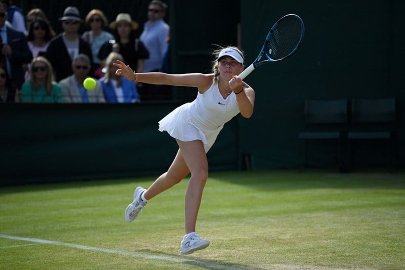 Ella McDonald hitting a forehand at Wimbledon