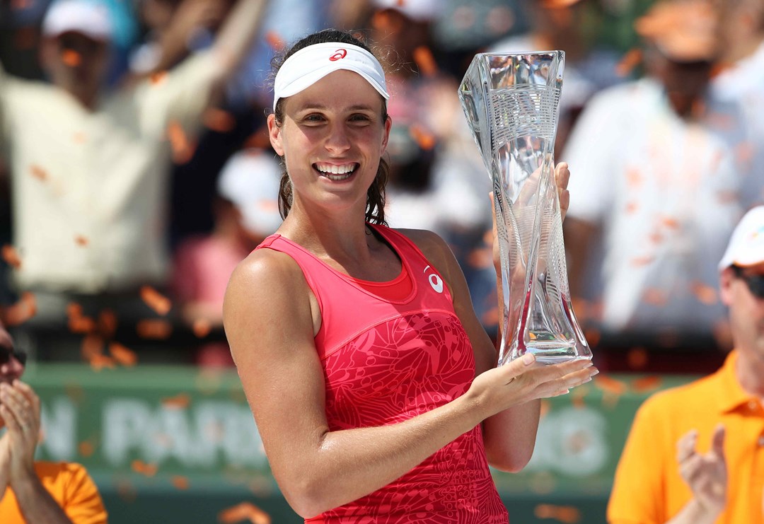 Johanna Konta holding the WTA 1000 Miami title in 2017