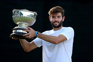 Jacob Fearnley lifts the Ross Hutchins Trophy at the Rothesay Open Nottingham