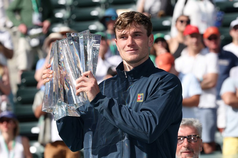 Jack Draper holding his first ATP Masters 1000 title at Indian Wells 2025