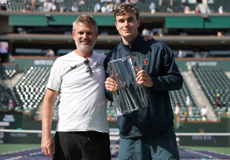 LTA Mne's National Coach James Trotman with Jack Draper holding the Indian Wells title