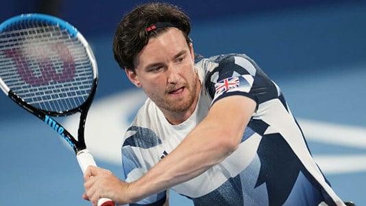 Gordon Reid playing a backhand at the 2021 Paralympics