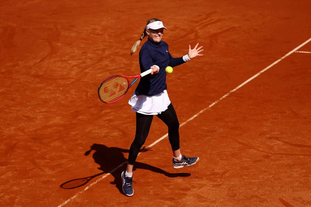 Harriet Dart hitting a forehand at the Billie Jean King Cup 2022