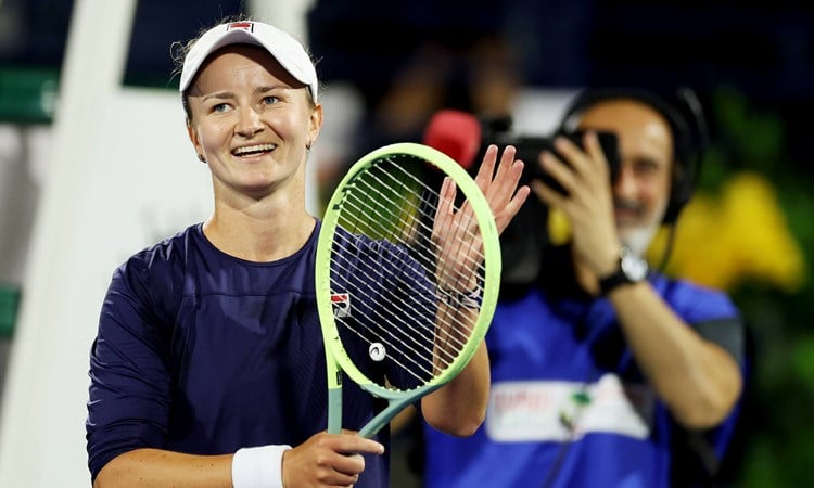 Barbora Krejcikova holding the 2023 WTA Dubai title