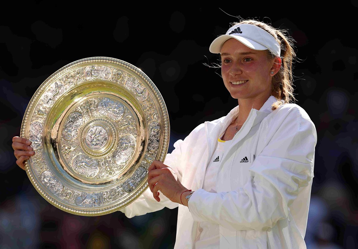 2022-Elena-Rybakina-Wimbledon-Trophy.jpg