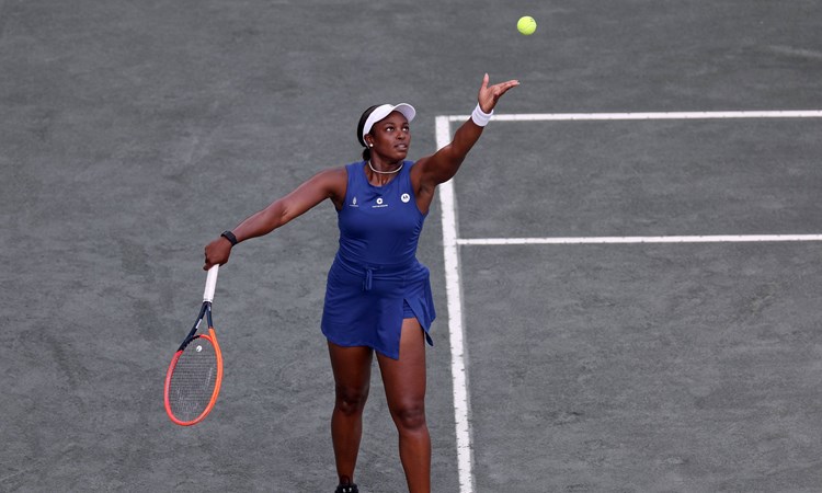 Sloane Stephens lines up a serve at the Charleston Open