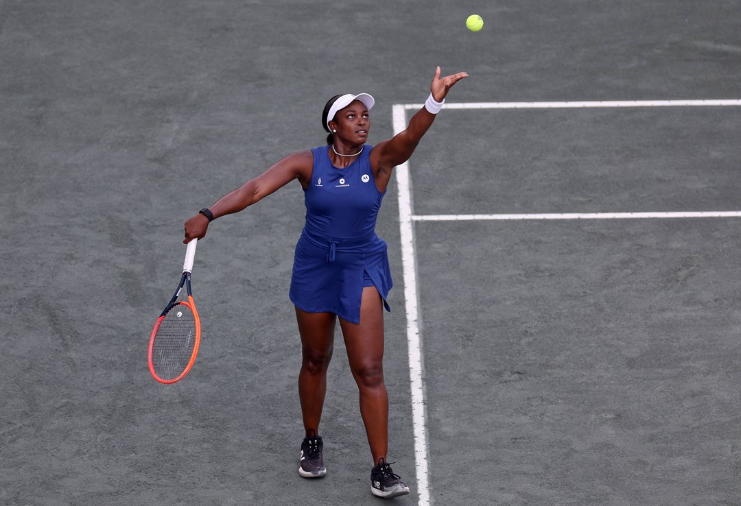 Sloane Stephens lines up a serve at the Charleston Open