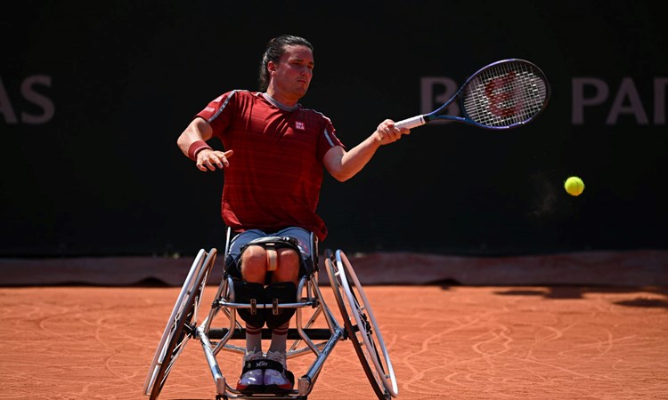 Gordon Reid hits a forehand at Roland Garros 2023