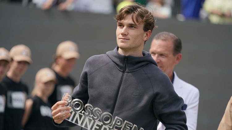 Jack Drpaer holding his 'Boss Open Winenrs 2024' trophy on court in Stuttgart