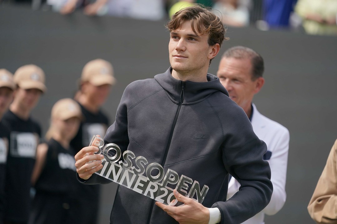 Jack Drpaer holding his 'Boss Open Winenrs 2024' trophy on court in Stuttgart