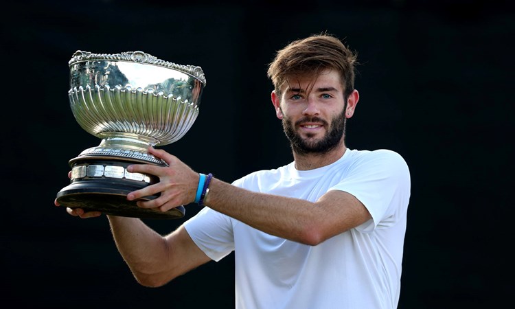 Jacob Fearnley lifts the Ross Hutchins Trophy at the Rothesay Open Nottingham