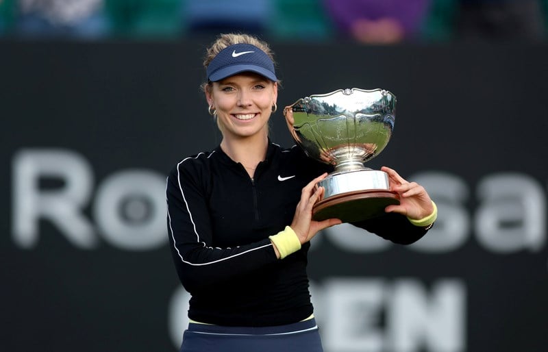 Katie Boulter holding the Elena Baltacha Trophy at the Rothesay Open Nottingham