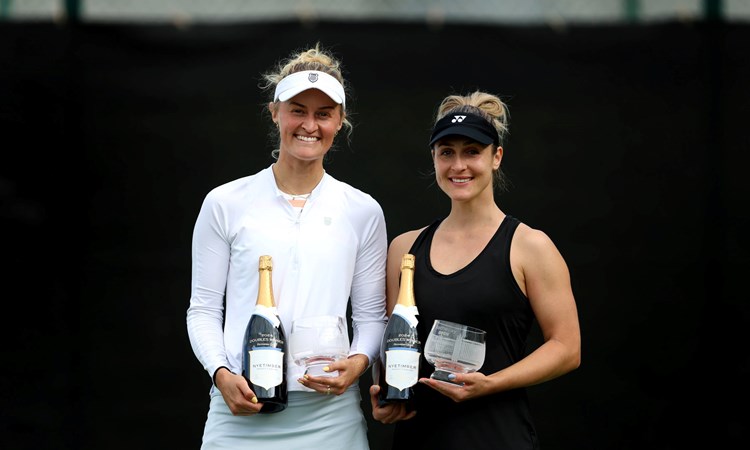 Erin Routliffe and Gabriela Dabrowski with the Rothesay Open Nottingham women's doubles trophy
