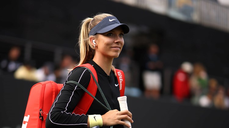 Katie Boulter smiling walking onto court at the Rothesay Classic Birmingham