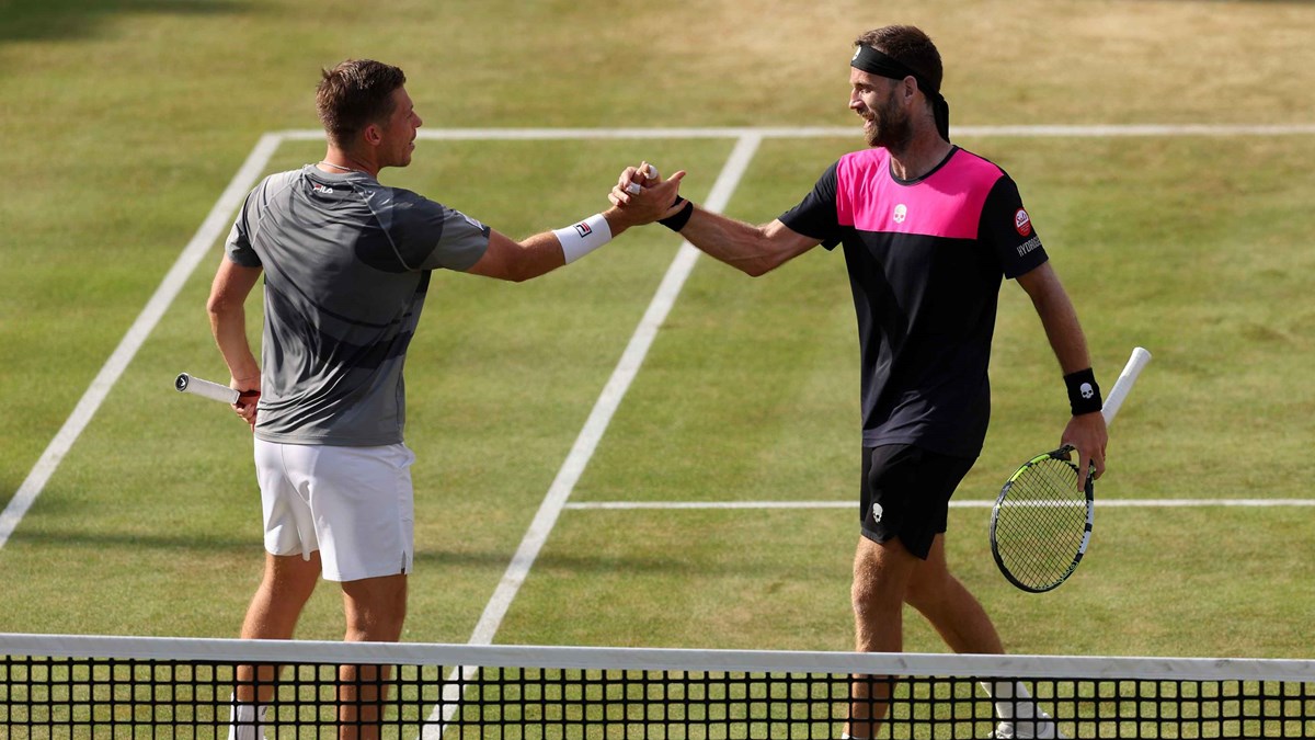 2024-Skupski-Venus-cinch-hand-shake.jpg