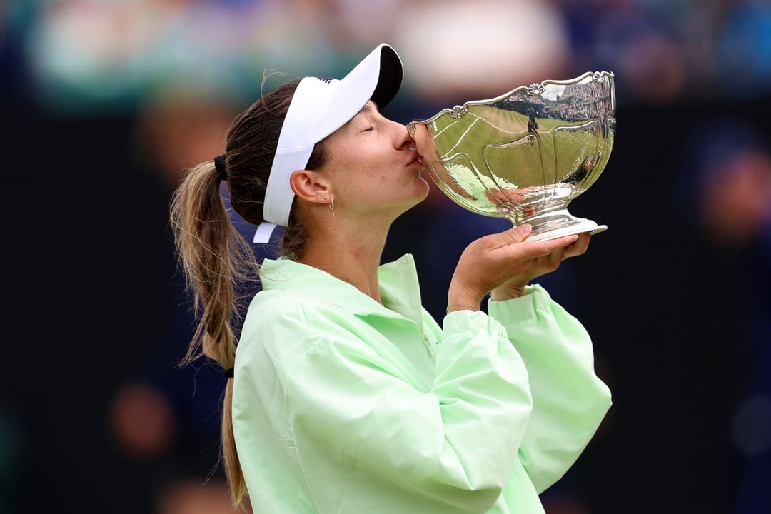McCartney Kesslery kissing the Lexus Nottingham Open title