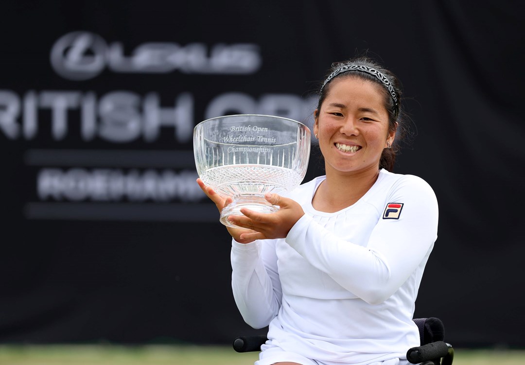 Yui Kamiji holding the British Open title