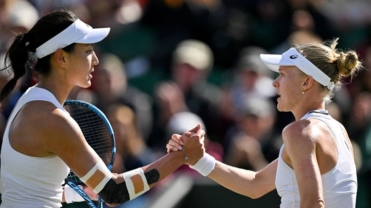 Xinyu Wang and Harriet Dart shake hands at Wimbledon