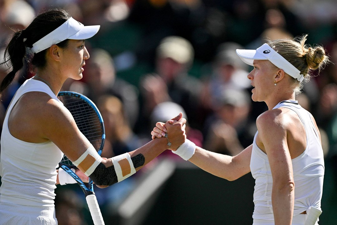 Xinyu Wang and Harriet Dart shake hands at Wimbledon