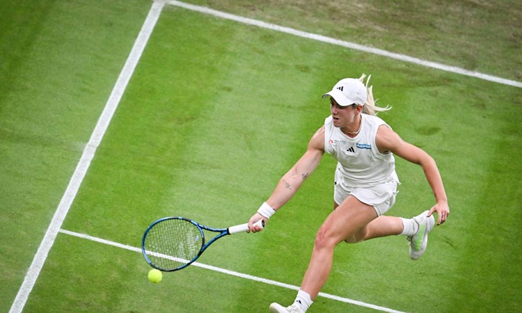 Sonay Kartal reaches for a forehand on No.1 Court at Wimbledon