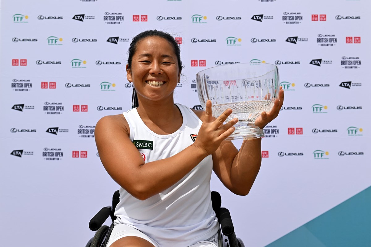 2025-Yui-Kamiji-British-open-trophy.jpg