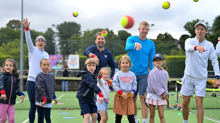 Kyle Edmund with kids at a Barclays Big Tennis Weekend