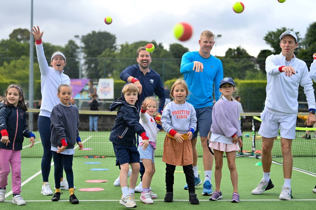 Kyle Edmund with kids at a Barclays Big Tennis Weekend