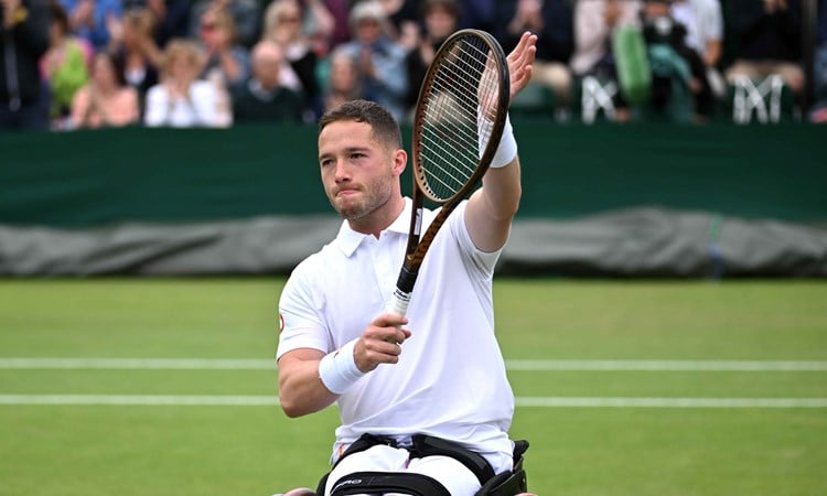 Alfie Hewett clapping his tennis racket after his first round win at Wimbledon