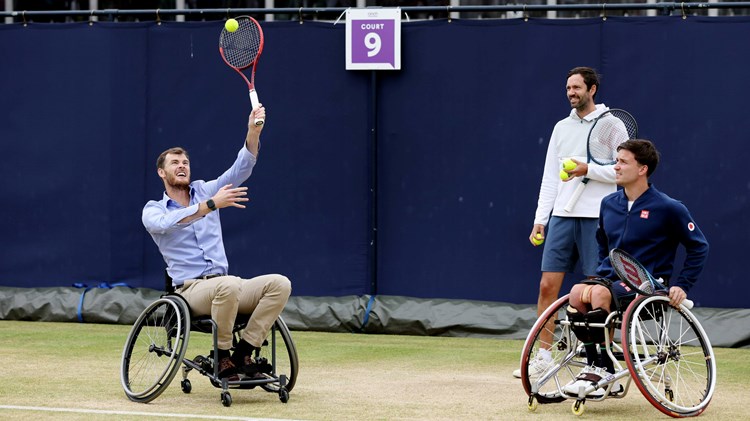 Jamie Murray gets a taste of wheelchair tennis with former Paralympic champion Gordon Reid