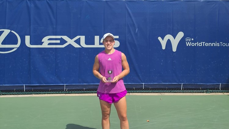 Sonay Kartal holding the W35 Roehampton singles title