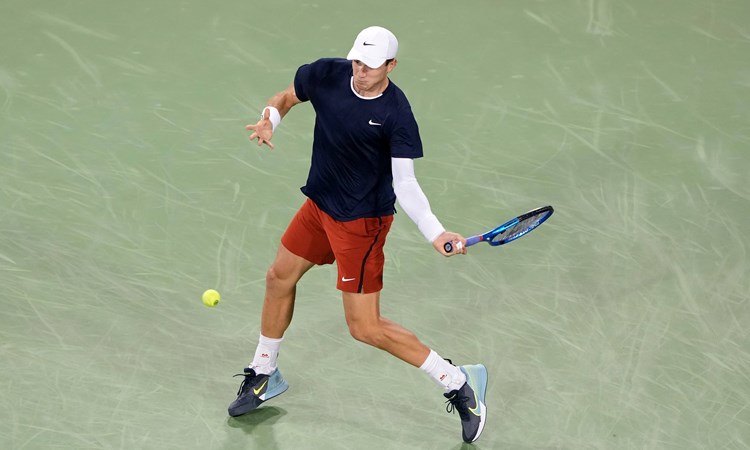 Jack Draper rips a forehand in the quarter-final of the Cincinnati Open