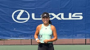 Mimi Xu holding her first professional singles title at the W35 Aldershot