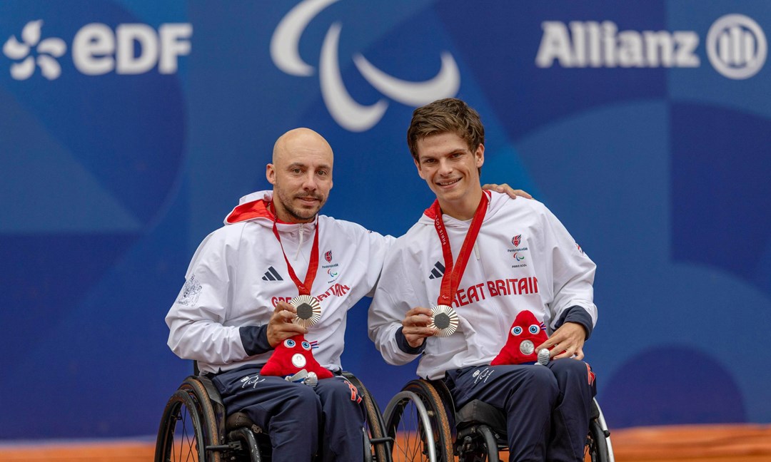 Andy Lapthorne and Greg Sade holding the quad doubles silver medal at the 2024 Paris Paralympics