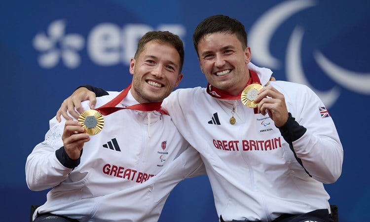 Alfie Hewett and Gordon Reid holding gold medals at the 2024 Paris Paralympic Games