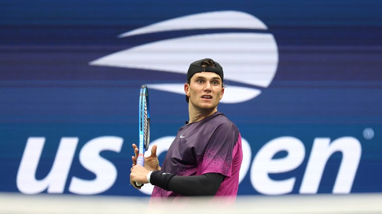 Jack Draper hits a forehand in the semi-final of the US Open