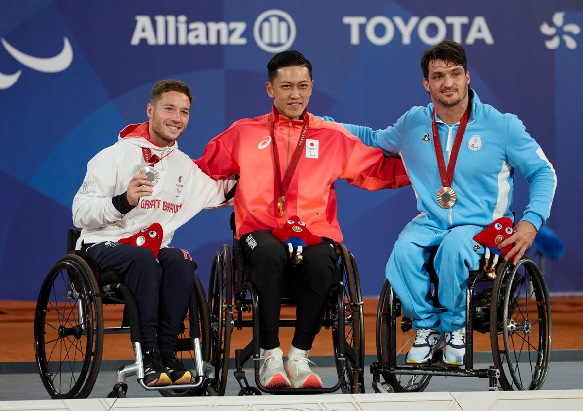 2024-Alfie-Hewett-Paralympic-Silver-Podium.jpg