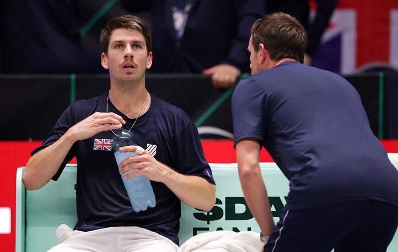 Leon Smith giving Cam Norrie a team talk at the 2021 Davis Cup Finals