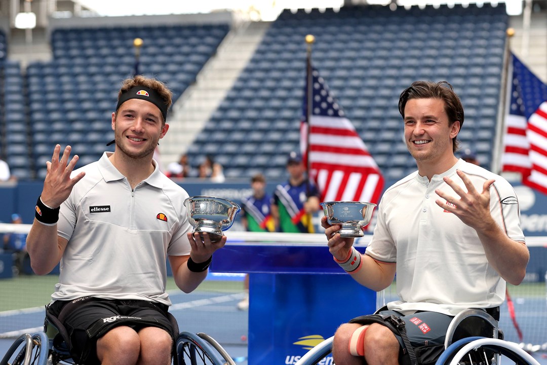 Alfie Hewett and Gordon Reid holding the US Open title in 2021