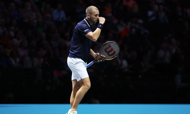 Dan Evans clenching his fist while celebrating on court at the Davis Cup