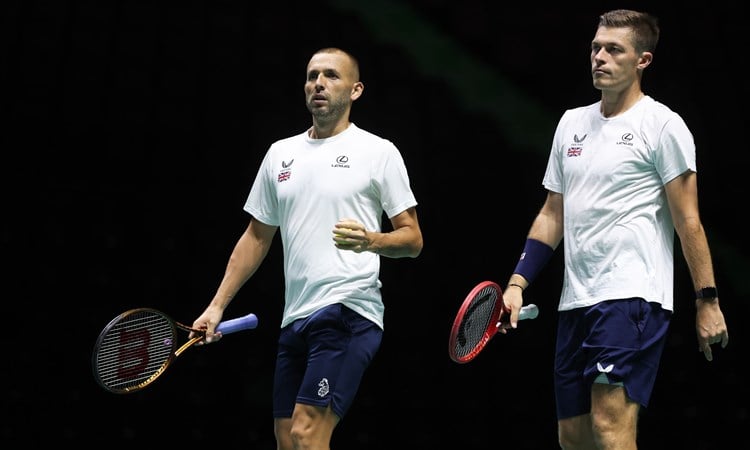 Dan Evans and Neal Skupski stood next to each other on court in a Davis Cup training session