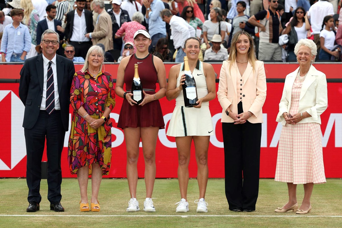 2025-HSBC-Championships-WTA-Anisimova-Maria-Robson.jpg
